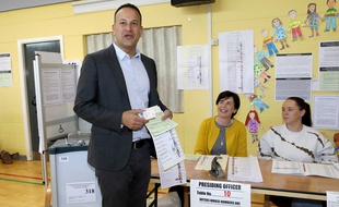 Le Premier ministre irlandais Leo Varadkar a mis son bulletin dans l'urne pour les élections européennes le 24 mai 2019.