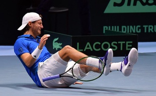 Lucas Pouille s'effondre après sa victoire face à Darcis qui offre une dixième coupe Davis à la France