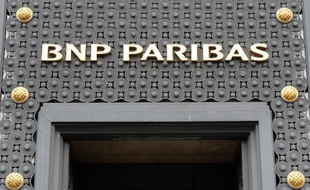 Les banques BNP Paribas et Crédit Agricole ont aidé à la création de sociétés offshore dans des paradis fiscaux dans les années 1990 et 2000, via des filiales basées notamment en Asie, affirme Le Monde daté de samedi, sans se prononcer sur la légalité de cette pratique.
