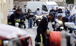 Les policiers dans la rue Alfred de Musset à Toulon, où a eu lieu la fusillade où un douanier a perdu la vie. Le 23 novembre 2015 dans le Var.