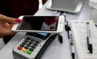 Démonstration d'un paiement sans contact avec la solution Apple Pay du groupe américain à San Francisco le 20 octobre 2014
