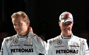 Nico Rosberg et Michael Schumacher lors de la présentation des couleurs de la nouvelle Mercedes, le 25 janvier 2010.