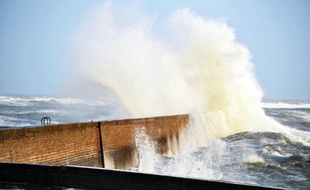 Après une légère accalmie mercredi en fin de journée, la tempête qui frappe la côte Atlantique depuis mardi soir devait repartir de plus belle jeudi et se prolonger jusqu'à vendredi matin avec une vigilance orange sur cinq départements, a annoncé mercredi soir Météo France.