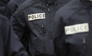 Des policiers de la Brigade anti criminalité, le 18 novembre 2011