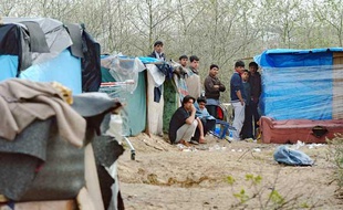 Des migrants près de la Jungle de Calais en avril 2009