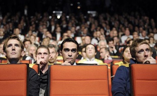 Alberto Contador, entre Andy Schleck et Bradley Wiggins, le 24 octobre 2012, à Paris, lors de la présentation du Tour de France 2012.