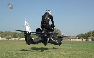 La police de Dubaï teste l’Hoverbike S3, une sorte de moto montée sur drones.