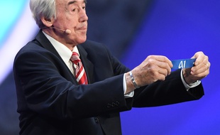 Gordon Banks, pendant le tirage au sort de la Coupe du monde 2018