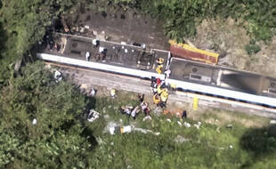 Sur cette photo des pompiers taïwanais, on voit des secouristes s'affairer sur les lieux du déraillement du train.