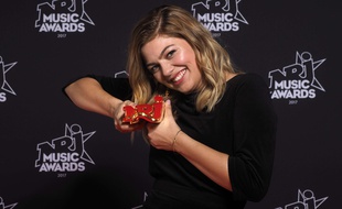 Louane, artiste féminine française de l'année au NRJ Music Awards, le 4 novembre 2017.