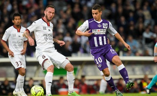 L'attaquant du TFC Wissam Ben Yedder face au défenseur de Nice Didier Digard lors du match de Ligue 1 entre les deux équipes, le 23 mai 2015 au Stadium de Toulouse.