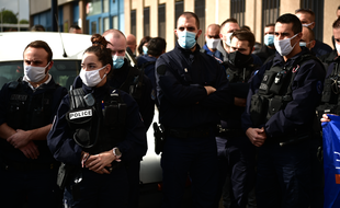 Les policiers s'étaient déjà rassemblés lundi devant les commissariats après l'attaque au mortier de celui de Champigny-sur-Marne
