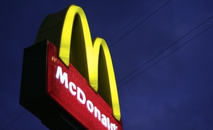 Enseigne de la chaîne de restauration rapide McDonald's. Illustration.