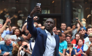 Moussa Sissoko profite du bain de foule au lendemain de la finale de l'Euro perdue avec les Bleus, le 11 juillet 2016.