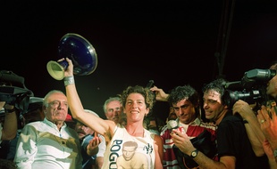 La navigatrice Florence Arthaud brandit la coupe offerte par Louis Le Pensec, ministre des Dom-Tom (arrire-plan) aprs sa victoire de la "Route du Rhum", le 19 novembre 1990,