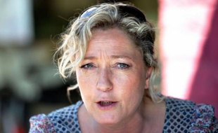 La présidente du Front national, Marine Le Pen, a jugé "un peu facile" la critique de la directrice du FMI, Christine Lagarde, à l'encontre des Grecs, estimant que les "responsables" de la crise étaient "les dirigeants politiques" et non pas "les peuples".