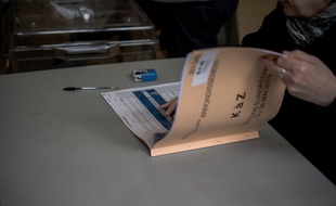 Une liste électorale dans un bureau de vote.
