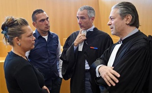 Patrick Gontard (2ème à D) et Jean-François Chanut (D), les avocats de Mike et Carmen Gorgan (G) avant le début du procès le 7 avril 2015 de dix personnes soupçonnées d'avoir pris part à un trafic de nourrissons