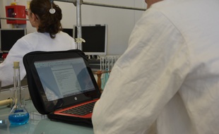 Un élève du lycée Joffre à Montpellier devant son ordinateur Lordi
