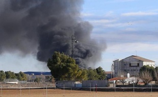 De la fumée s'élève de la base militaire de Los Llanos après le crash d'un avion militaire grec F-16, le 26 janvier 2015 à Albacete, en Espagne