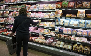Des consommateurs jettent certains produits avant même la date de péremption.