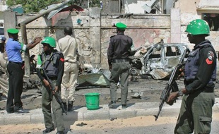 Des soldats de l'Amisom sur les lieux d'un attentat suicide contre un véhicule de l'ONU près de l'aéroport de Mogadiscio, le 3 décembre 2014 en Somalie