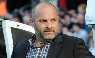 Pascal Dupraz ne digère pas le premier but encaissé à Lyon samedi, sur un coup franc de Clément Grenier.