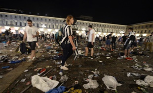 Des supporters à la recherche de leurs affaires sur la place San Carlo à Turin, après un mouvement de foule qui a fait 1.000 blessés.