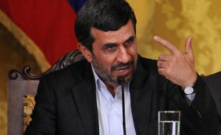 L'Iran a organisé vendredi des obsèques officielles pour son scientifique nucléaire tué dans un attentat imputé par la plus haute autorité du régime à la CIA américaine et au Mossad israélien.