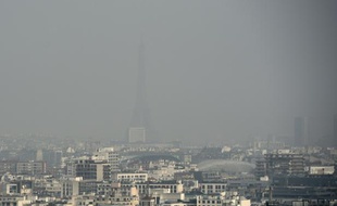Paris et la Tour Eiffel à travers un nuage de pollution, le 18 mars 2015
