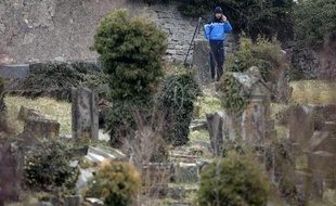 Un gendarme enquête au cimetière juif de Sarre-Union (Bas-Rhin) dont les tombes ont été profanées, le 16 février 2015