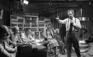 Photo prise en octobre 1979, à Paris, l'animateur Pierre Bellemare enregistre l'émission "Sisco" à la radio.