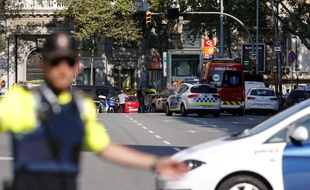 Les forces de sécurité et les services de secours sont présents place de la Catalogne, à Barcelone, où une fourgonnette a percuté la foule le 17 août 2017.