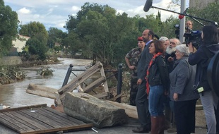 Le Premier ministre Édouard Philippe au bord du pont effondré de Villegailhenc après les intempéries qui ont frappé le département de l'Aude, le 15 octobre 2018.