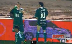 Capture d'écran d'un joueur de Palmeiras, Jorge Valdivia, en train d'uriner au bord de la pelouse en pleine rencontre.