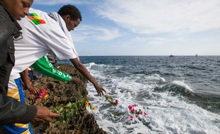 Une cérémonie en hommage aux victimes du naufrage de migrants près de Lampedusa, le 21 octobre 2013.