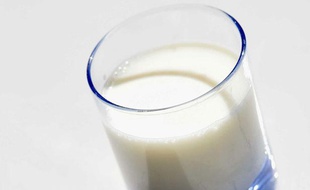 Un verre de lait.