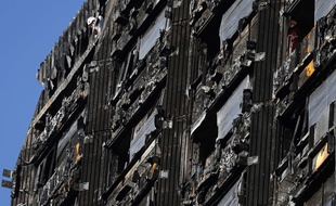 Les ruines de la Grenfell Tower située dans le district de North Kensington à Londres.