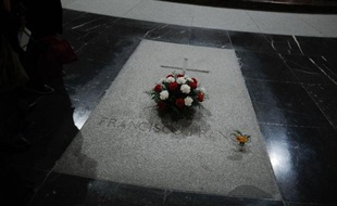 Trente-huit ans après la mort de Francisco Franco, l'Espagne n'a toujours pas réglé la question de sa sépulture, un imposant mausolée dominé par une gigantesque croix de pierre, alors que le pays évite encore, malgré la pression internationale, de juger les crimes de la dictature.