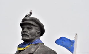 Une statue de Lénine affublée d'un foulard aux couleurs de l'Ukraine et escortée d'un drapeau de l'Union européenne, le 12 mars 2015 près de la ville de Slavyanks, dans la région de Donetsk