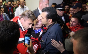 Lorik Cana accueilli par les supporters albanais après les violences qui ont émaillé le match contre la Serbie, mardi 14 octobre 2014, à Belgrade.