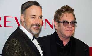 Elton John (D), et son mari, David Furnish, lors du gala annuel de la Fondation Elton John contre le Sida, le 28 octobre 2014, à New York.