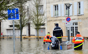 La ville de Saintes (Charente-Maritime) fait face à une crue exceptionnelle