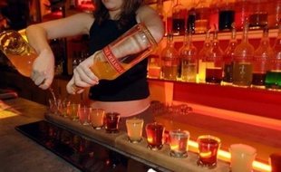 Les députés ont voté lundi l'interdiction de la vente d'alcool et de tabac aux moins de 18 ans et autorisé, avec quelques restrictions, la publicité pour les vins, bière, spiritueux...sur internet pour la première fois officiellement en France.