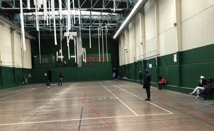 Les migrants occupent ces locaux, et en particulier une salle de sport, depuis une dizaine de jours.