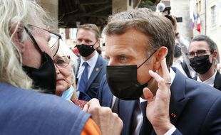 Emmanuel Macron lors d'un échange avec les habitants de Martel dans le Lot, le 3 juin 2021.