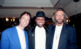 Les chanteurs des Bee Gees, Robin, Maurice et Barry Gibb, en 1991