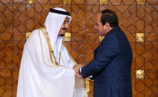 mage fournie par la présidence égyptienne du roi Salmane d'Arabie saoudite (G) et du président égyptien Abdel Fattah al-Sissi (D), le 8 avril 2016 au palais présidentiel du Caire