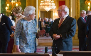 La reine Elizabeth II accueille le président irlandais Michael D. Higgins en visite d'Etat historique de quatre jours au Royaume-Uni, le 8 avril 2014 au château de Windsor, à l'ouest de Londres