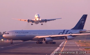 Barcelone, le 05 juillet 2014. Un avion de la compagnie UTair a manqué de percuter un Airbus de la Skyteam au moment d'atterrir.